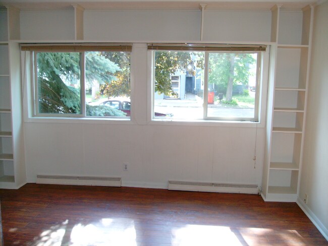 Building Photo - 415 Center St