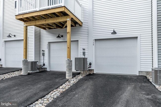 Building Photo - 713 Platinum Dr