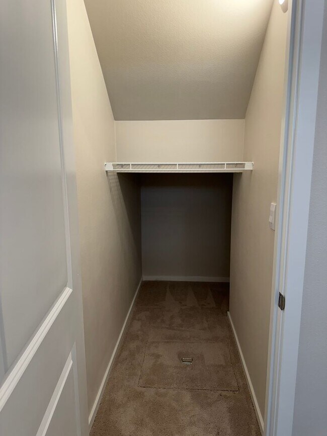 Building Photo - 4 bedroom 2.5 bathroom in Marcola Meadows!