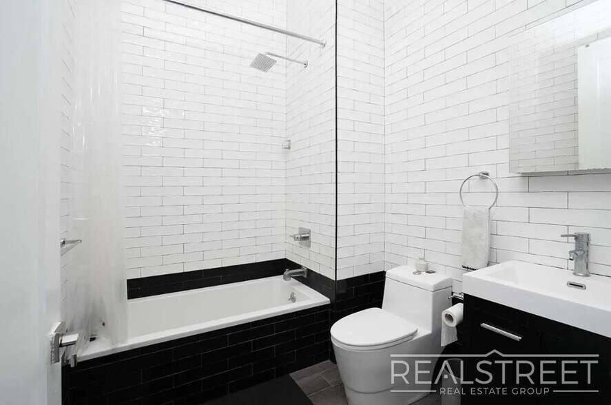 Building Photo - Prime Williamsburg 3-Bedroom with Private Backyard + Laundry in Building