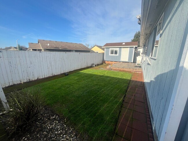 Building Photo - Bright & Updated 3-Bed, 2-Bath Home with Private Fenced Yard – No Rear Neighbors!!