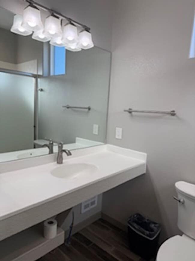 Building Photo - Midtown Cutie