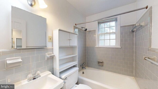 Building Photo - 15 E Custis Ave
