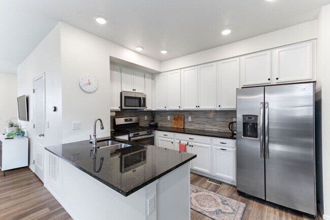 Building Photo - Beautiful 2 bedroom, 2.5 bath townhome in Mosaic