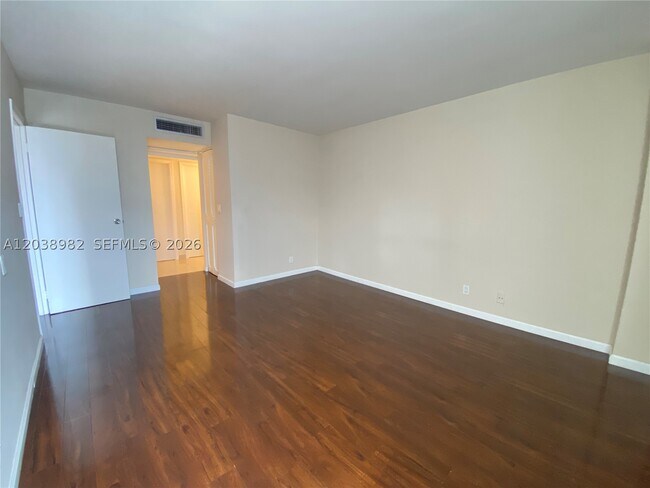 Building Photo - 3401 N Country Club Dr