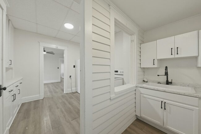 Building Photo - 1400 Woodlawn Ave