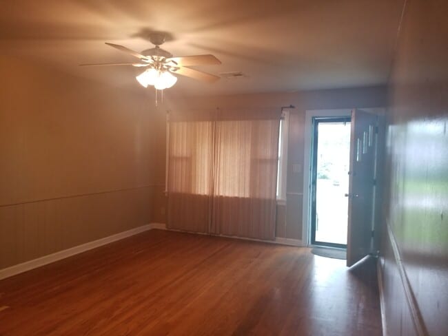 Building Photo - 1008 S Stanley St