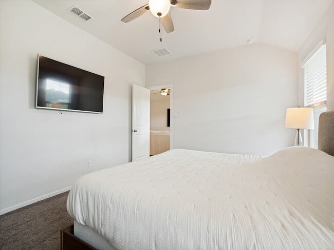 Building Photo - 1129 Loomis Trl