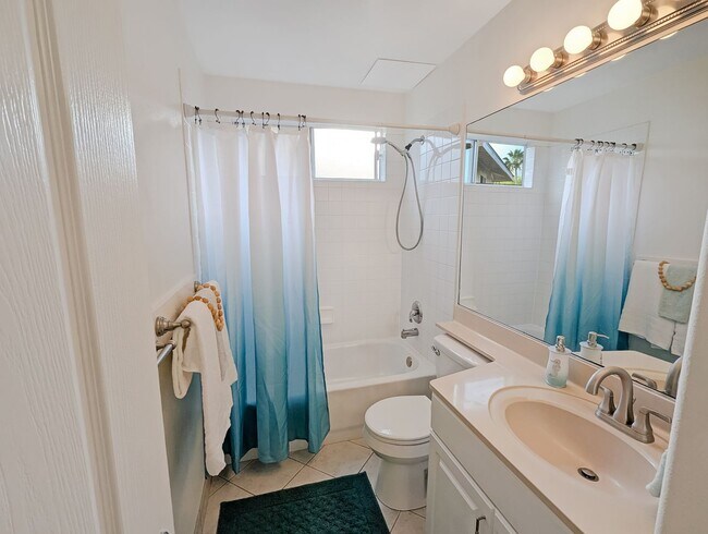 Building Photo - Ground floor 3 bedroom 2 bath with ocean view and community pools