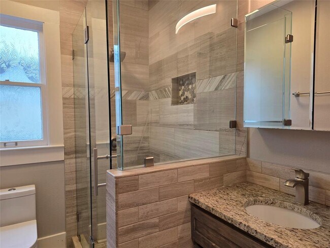 Building Photo - 206 E 34th St