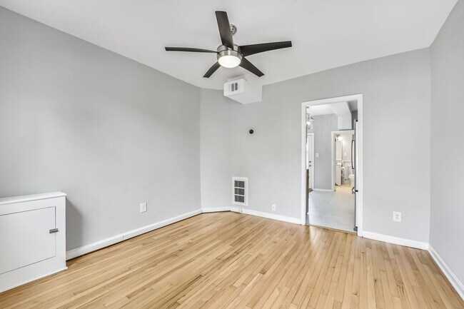 Building Photo - Available Now! 2 Bed / 1 Bath Rowhouse in ...