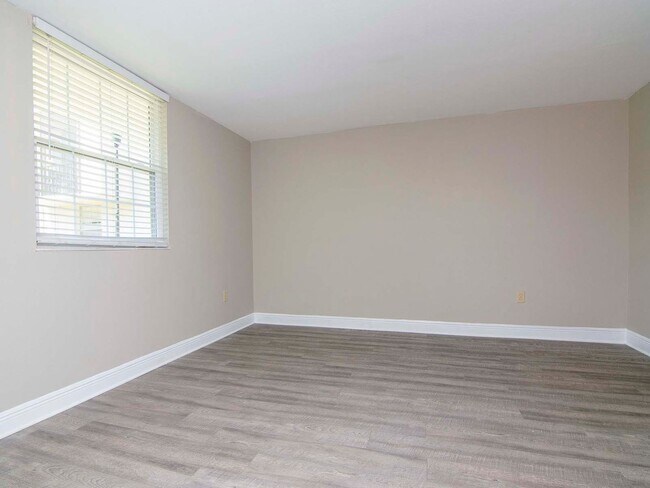 Building Photo - Ground Floor - Corner/End Unit - Upgraded ...