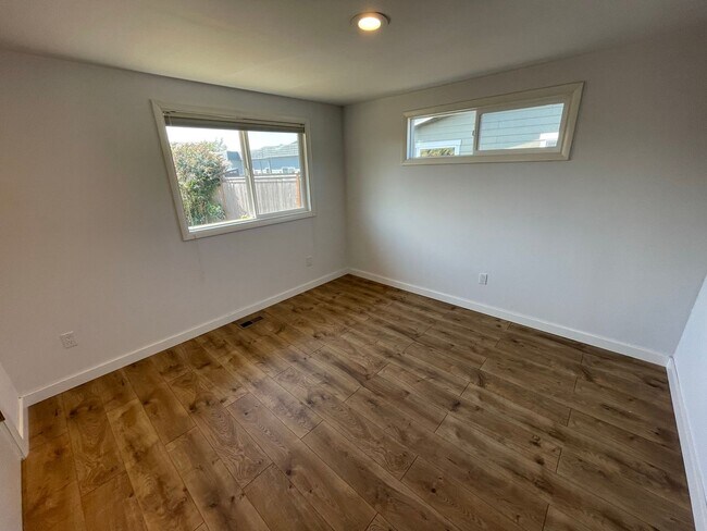 Building Photo - 5311 Kingsway