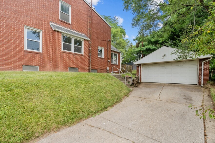 Building Photo - 2024 Southmoor Dr