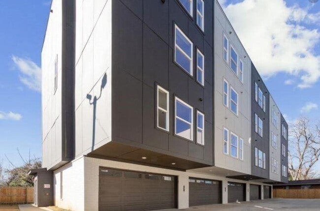 Building Photo - 456 Parkway Dr NE