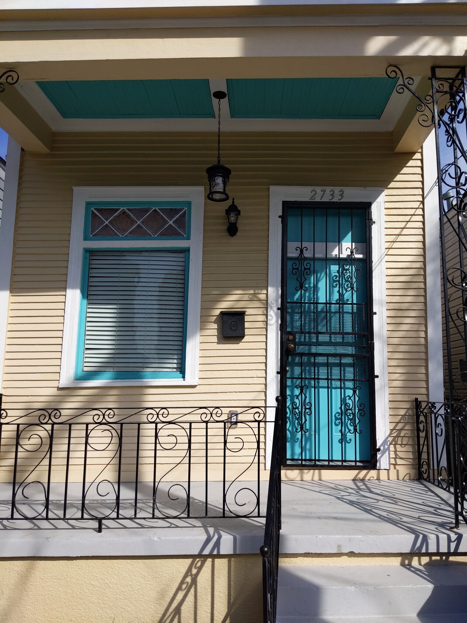 Front porch - 2733 Amelia St