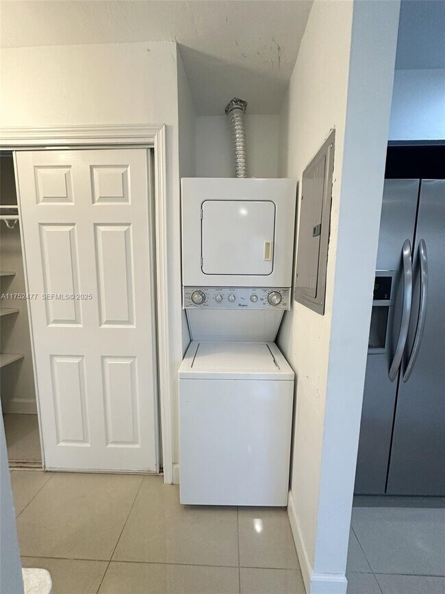 Building Photo - 317 Hendricks Isle