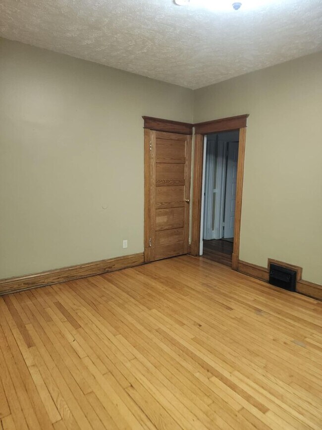 Building Photo - Three Bedroom Villa in Downtown Omaha!