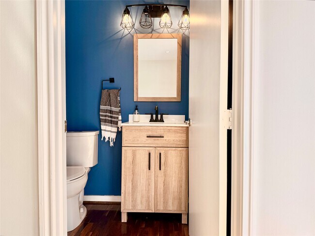 Building Photo - 608 W Drew St