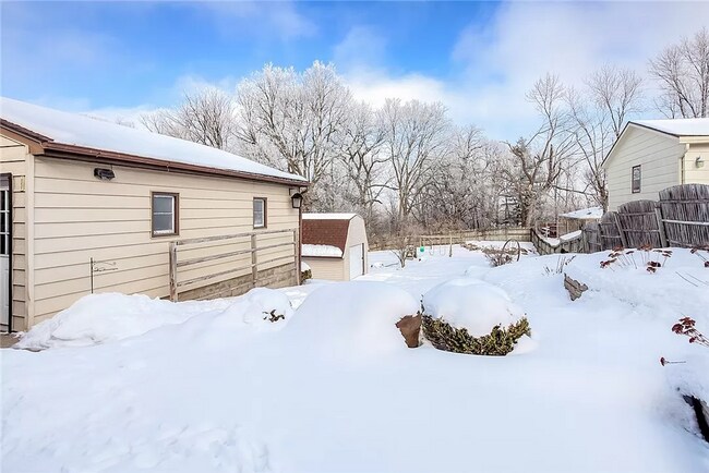 Building Photo - LOWER BEAVER!! 4 Bed, 2 Bath Home in Des Moines