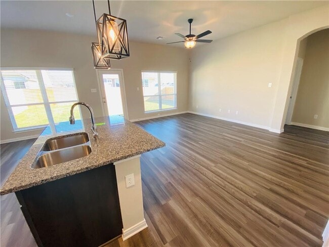 Building Photo - 721 Hollyhock Dr