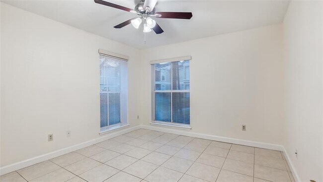 Building Photo - 875 Riverside Dr