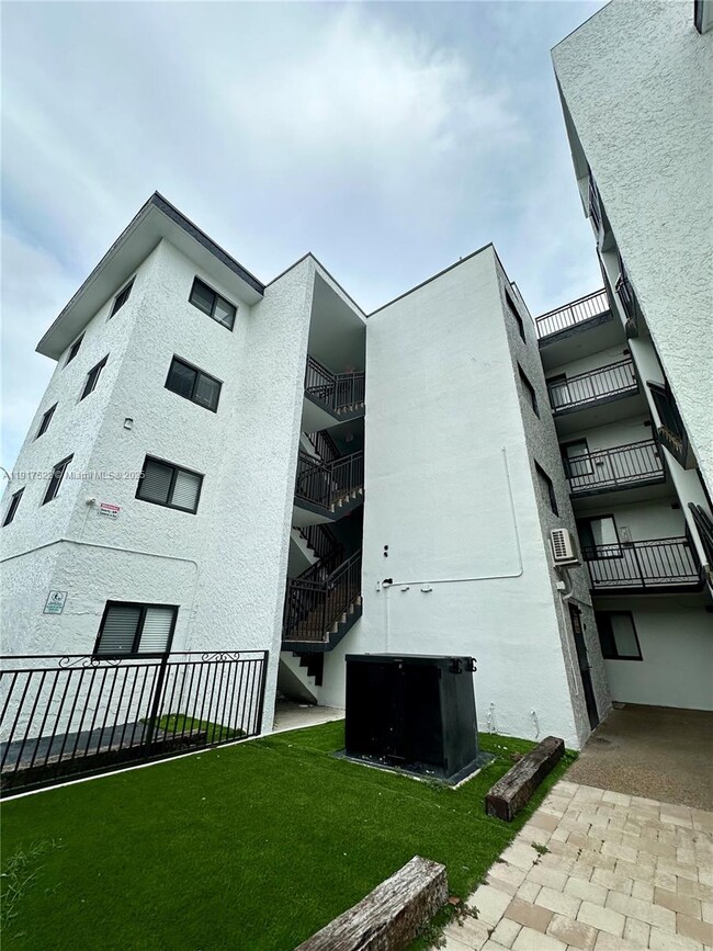 Building Photo - 529 SW 4th St