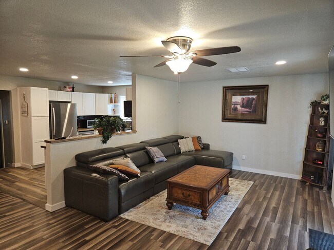 Building Photo - LARGE 4 BEDROOM 3 BATH FULLY FURNISHED HOUSE