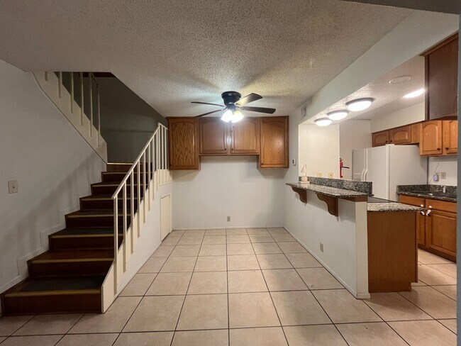 Building Photo - Southside Townhome!!