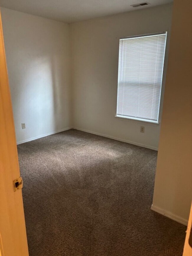 Building Photo - 3 bedroom 2 bath home