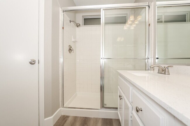 Building Photo - 4141 Oak Bay