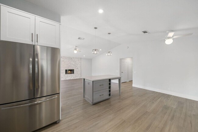 Building Photo - 54140 Avenida Mendoza