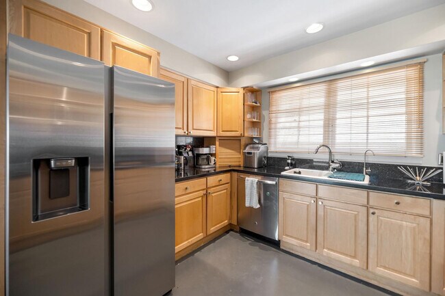 Building Photo - 5526 Camelback Canyon Dr