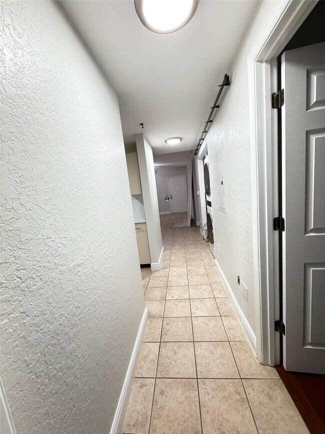 Building Photo - 2901 Riverside Dr