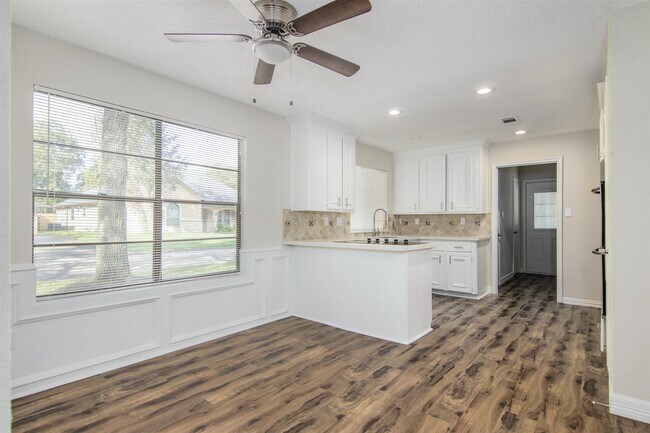 Building Photo - 2716 Pinecone Ln