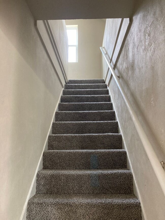 Building Photo - 3 Bedroom 2 Bathroom East Side Home