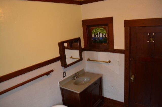Building Photo - Beautiful, spacious Craftsman, Owner pays Yard Care, Laundry on site