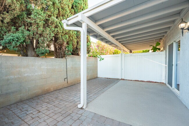 Building Photo - 734 Claraday St