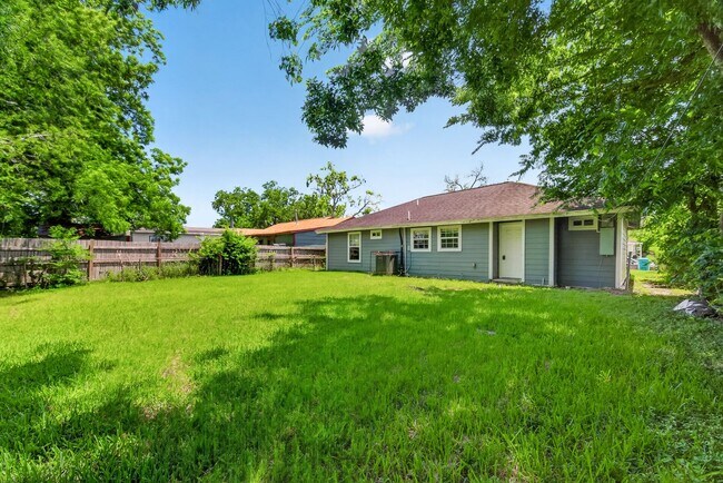 Building Photo - 3031 Groton Dr