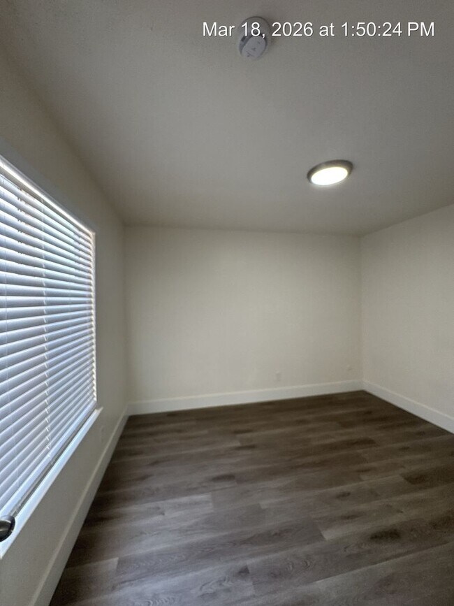 Building Photo - Charming upstairs unit rent ready! Newly remodeled!!