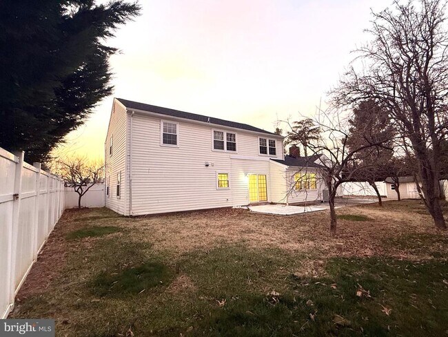 Building Photo - 4001 Middle Ridge Dr