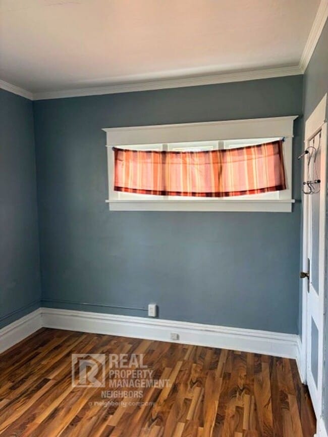 Building Photo - Welcome to Spacious 4 Bedroom, 1 Bathroom Holland Home