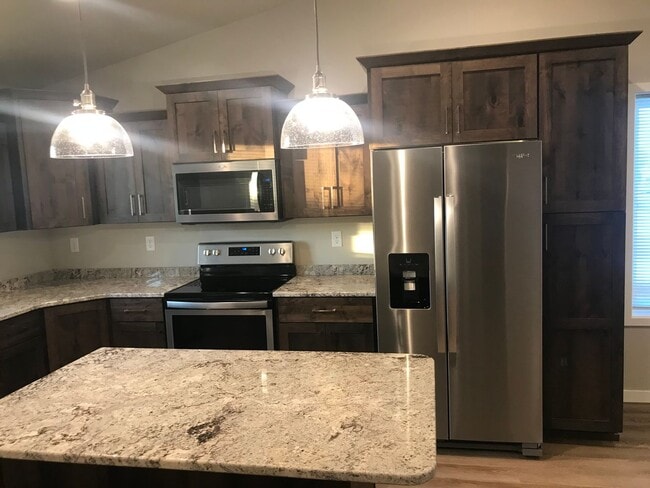 Building Photo - 4 Bed 2 Bath Single Family Home