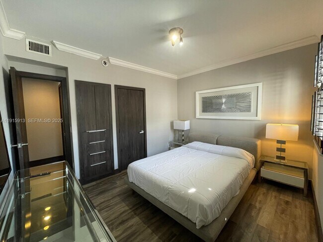 Building Photo - 610 8th St