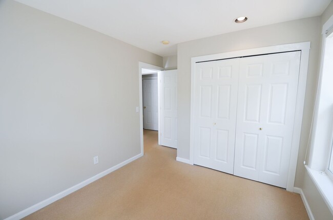 Building Photo - Move In Special! Unfurnished, 2 car garage...