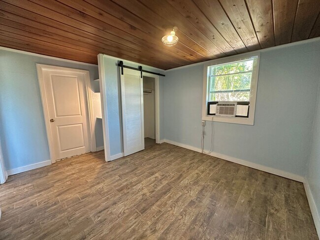 Building Photo - Cozy Home in Bokeelia - Available Now