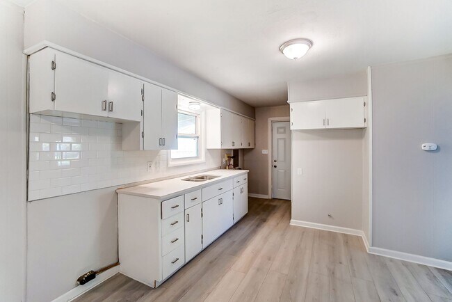 Building Photo - Three Bedroom with Driveway in Dayton!