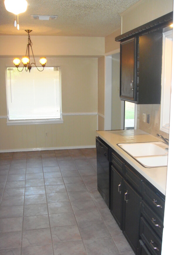 Building Photo - Pre-Leasing this Updated 3/2/2 Great Locat...