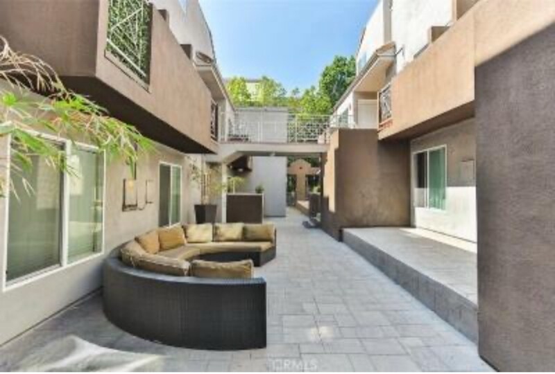 Building Photo - 355 N Maple St