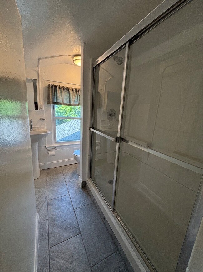 Building Photo - 218 Spencer St